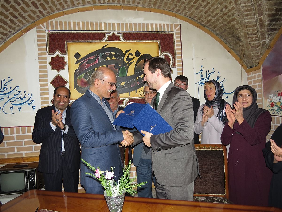 Feierliche Unterzeichnung des Abkommens zwischen Vice Minister Dr. Hossein Salar Amoli und Dr. Stefan Zotti