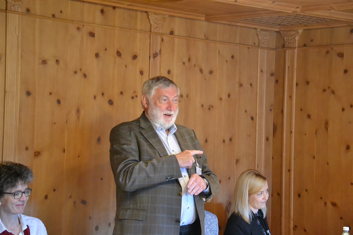 Franz Fischler, Präsident des Europäischen Forums Alpbach, diskutiert mit den Teilnehmerinnen am Retreat