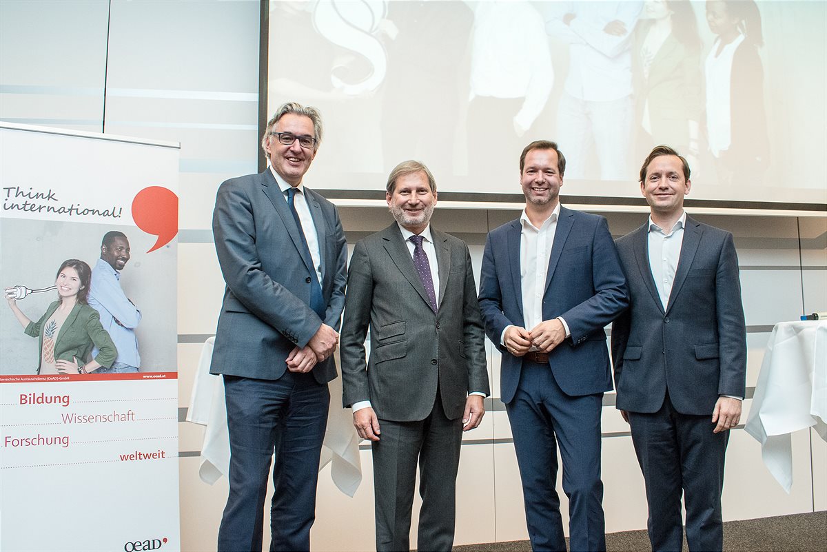 im Bild vlnr: Martin Netzer (BMBWF), Gio Hahn, Stefan Zotti (GF OeAD-GmbH), Jakob Calice (Geschäftsführer der OeAD-GmbH ab 2019)