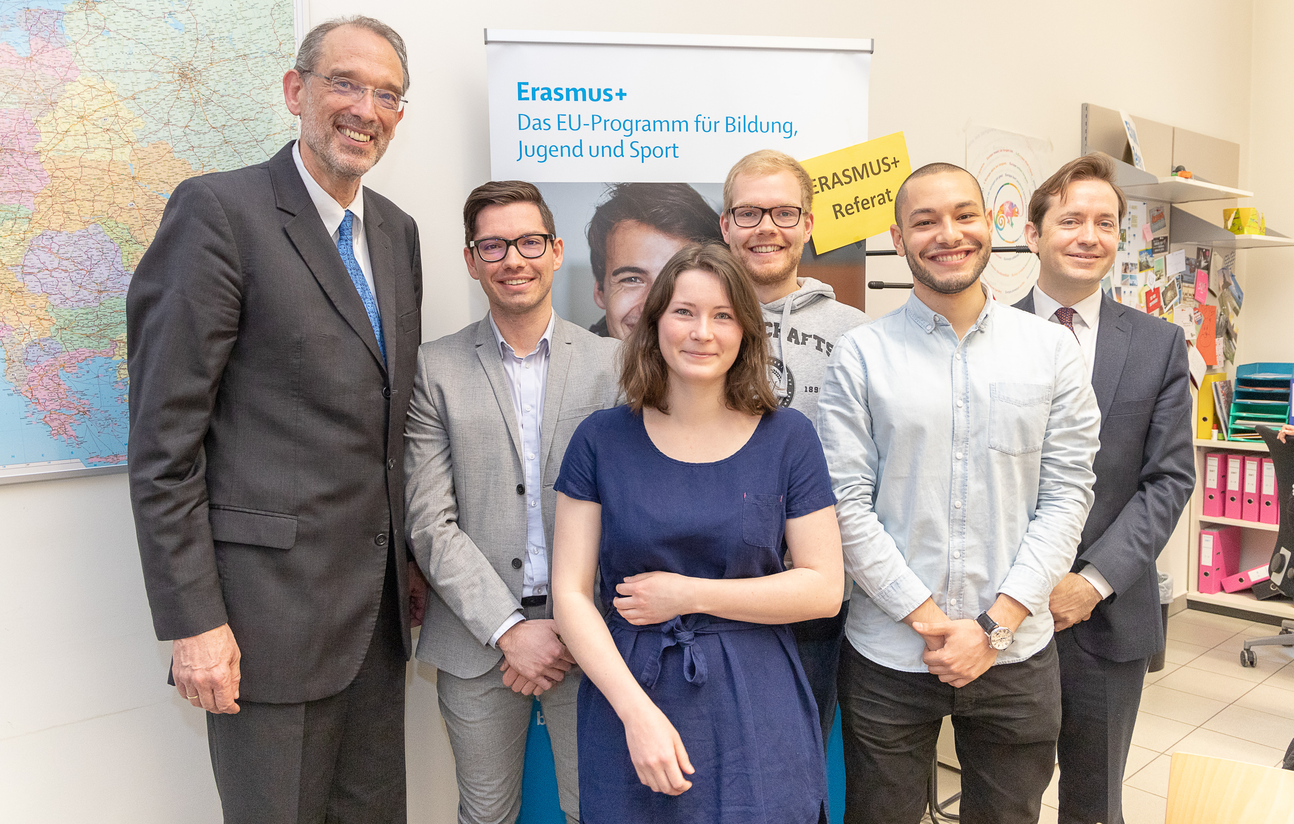 BM Heinz Faßmann und OeAD-Geschäftsführer Jakob Calice mit Erasmus-Studierenden