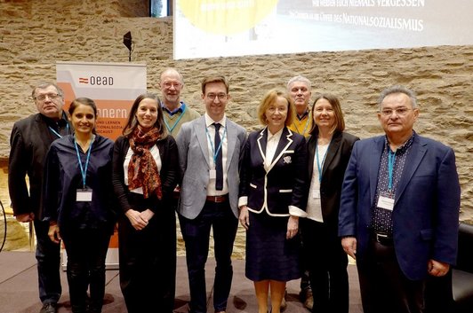 v.l.n.r.: Gerhard Baumgartner (Historiker, ehem. Wissenschaftlicher Leiter des DÖW) Victoria Kumar (OeAD, ERINNERN:AT) Mirjam Karoly (Romano Centro) Helmut Böck (Co-Leiter der österreichischen IHRA-Delegation) Patrick Siegele (OeAD, ERINNERN:AT, Bereichsleiter Holocaust Education) Botschafterin Aloisia Wörgetter (Ständige Vertreterin Österreichs beim Europarat) Herbert Brettl (Netzwerk-Koordinator Burgenland für das OeAD-Programm ERINNERN:AT) Sabine Weisz (Rektorin, PH Burgenland) Emmerich Gärtner-Horvath (Roma Service Burgenland)