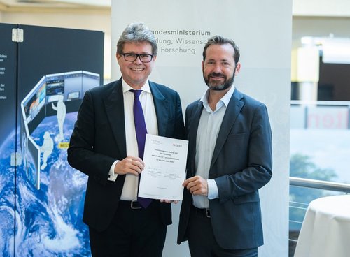 Martin Polaschek (Federal Minister of Education, Science and Research) and Jakob Calice (Managing Director of the OeAD) signed the funding agreement today.
