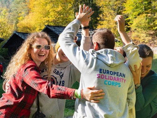 Eine Gruppe junger Leute bei einem Willkommenstreffen des ESK