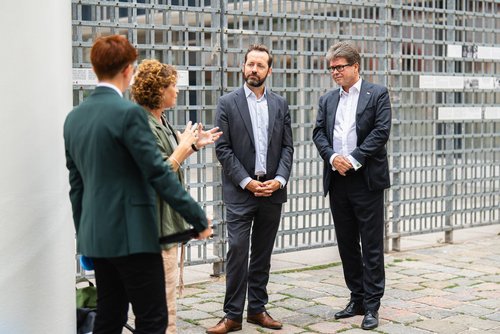Marlene Wöckinger (OeAD ERINNERN:AT), Andrea Szönyi, Europa-Beauftragte der USC Shoah Foundation (Visual History Archive), Jakob Calice (OeAD-Geschäftsführer) und Bundesminister Martin Polaschek 