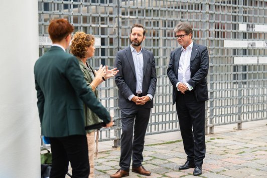 Marlene Wöckinger (OeAD ERINNERN:AT), Andrea Szönyi, Europa-Beauftragte der USC Shoah Foundation (Visual History Archive), Jakob Calice (OeAD-Geschäftsführer) und Bundesminister Martin Polaschek 