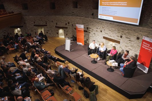 Vom 14. bis zum 16. November 2024 fand das diesjährige Zentrale Seminar des OeAD-Programms ERINNERN:AT in Stadtschlaining im Burgenland statt. Entsprechend des Jahresschwerpunkts von ERINNERN:AT behandelte die dreitägige Fortbildung für Lehrkräfte heuer den Genozid an den Roma und Sinti während des Nationalsozialismus.