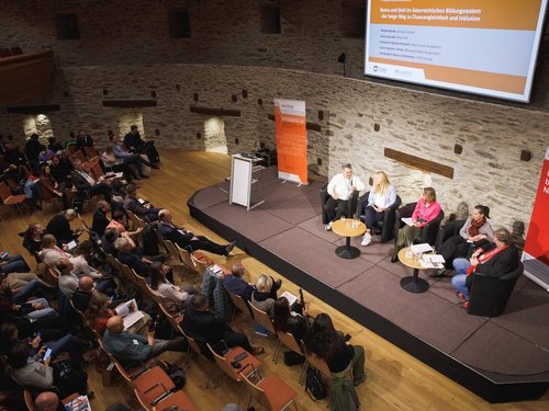 Vom 14. bis zum 16. November 2024 fand das diesjährige Zentrale Seminar des OeAD-Programms ERINNERN:AT in Stadtschlaining im Burgenland statt. Entsprechend des Jahresschwerpunkts von ERINNERN:AT behandelte die dreitägige Fortbildung für Lehrkräfte heuer den Genozid an den Roma und Sinti während des Nationalsozialismus.
