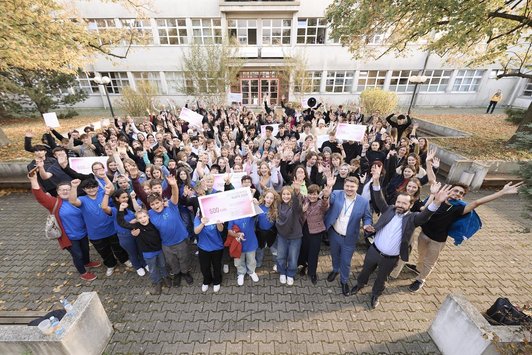 The winning schools with OeAD managing director Jakob Calice, Stefan Duscher, senior councilor at the BMBWF and Ulrike Greiner, rector of the KPH Vienna/Krems.