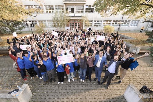 The winning schools with OeAD managing director Jakob Calice, Stefan Duscher, senior councilor at the BMBWF and Ulrike Greiner, rector of the KPH Vienna/Krems.