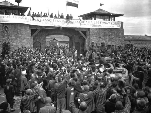 Nachgestellte Szene vom ersten Eintreffen amerikanischer Soldaten in Mauthausen, vermutlich 7. Mai 1945 