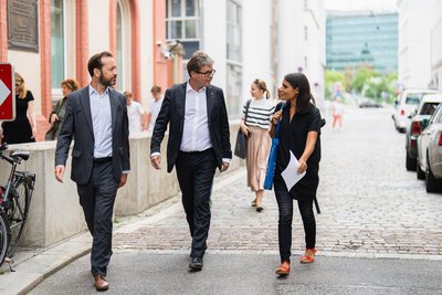 Jakob Calice (OeAD-Geschäftsführer), Bundesminister Martin Polaschek und Victoria Kumar 