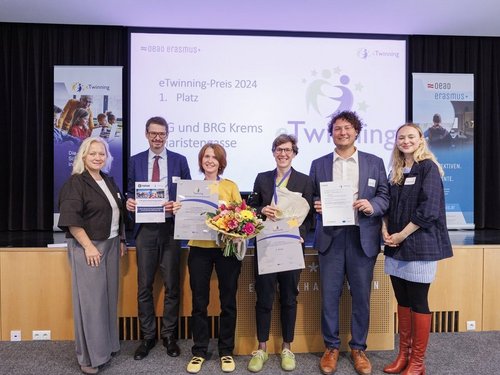 Auszeichnung mit dem 1. eTwinning-Preis: Katrin Wolfram, BG und BRG Krems Piaristengasse, für das Projekt „Mujeres que cuentan / Women that count“. Sponsor: FLIP LAB. Im Bild (v.l.n.r.): Ursula Panuschka (OeAD), Ernst Gesslbauer (OeAD), Katrin Wolfram und Bärbel Jungmeier (BG und BRG Krems Piaristengasse), Benjamin Flaig (BMBWF) und Hannah Diernhofer (Europabüro der BD Wien)