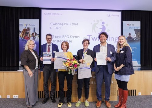 Auszeichnung mit dem 1. eTwinning-Preis: Katrin Wolfram, BG und BRG Krems Piaristengasse, für das Projekt „Mujeres que cuentan / Women that count“. Sponsor: FLIP LAB. Im Bild (v.l.n.r.): Ursula Panuschka (OeAD), Ernst Gesslbauer (OeAD), Katrin Wolfram und Bärbel Jungmeier (BG und BRG Krems Piaristengasse), Benjamin Flaig (BMBWF) und Hannah Diernhofer (Europabüro der BD Wien)