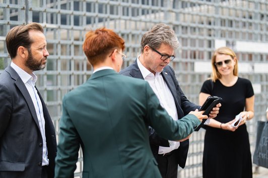 Jakob Calice (OeAD-Geschäftsführer), Marlene Wöckinger (OeAD ERINNERN:AT) und Bundesminister Martin Polaschek