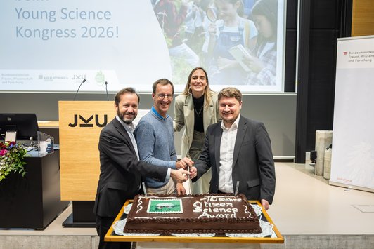 Mit einer Torte wurde das 10-jährige Jubiläum des Citizen Science Awards gefeiert. V.l.n.r. Jakob Calice (OeAD), Andreas Bauer (Ars Electronica Center, Melanie Flicker (Moderation), Stefan Duscher (BMFWF).