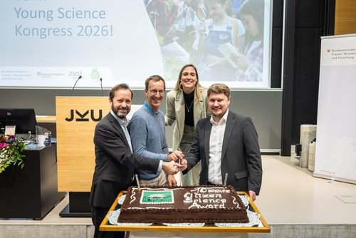 Mit einer Torte wurde das 10-jährige Jubiläum des Citizen Science Awards gefeiert. V.l.n.r. Jakob Calice (OeAD), Andreas Bauer (Ars Electronica Center, Melanie Flicker (Moderation), Stefan Duscher (BMFWF).