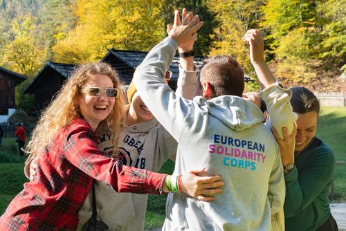 Eine Gruppe junger Menschen, die beim ESK teilnehmen