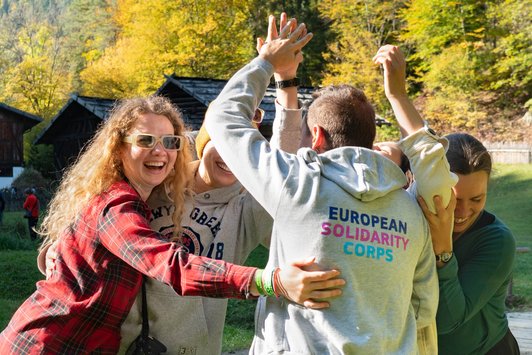 Eine Gruppe junger Menschen, die beim ESK teilnehmen