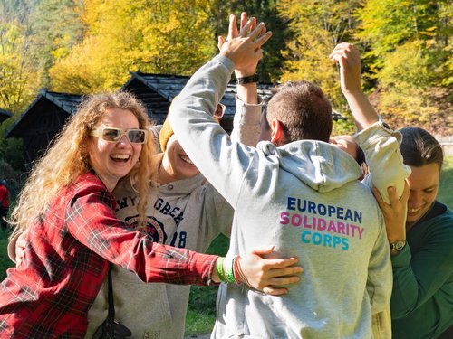 Eine Gruppe junger Menschen, die beim ESK teilnehmen