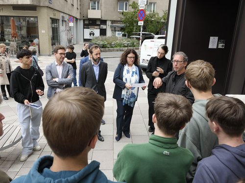 V.l.n.r.: Schüler, Patrick Siegele (Bereichsleiter Holocaust Education, OeAD), Jakob Calice (OeAD-Geschäftsführer), Doris Wagner (Sektionschefin im BMB), Ingrid Lang (Leiterin des Theater Nestroyhof Hamakom), Axel Schacht (Projektmanager OeAD-Programm ERINNERN:AT), Schülerinnen und Schüler der HTBLVA Anichstraße, Innsbruck