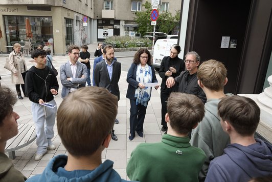 V.l.n.r.: Schüler, Patrick Siegele (Bereichsleiter Holocaust Education, OeAD), Jakob Calice (OeAD-Geschäftsführer), Doris Wagner (Sektionschefin im BMB), Ingrid Lang (Leiterin des Theater Nestroyhof Hamakom), Axel Schacht (Projektmanager OeAD-Programm ERINNERN:AT), Schülerinnen und Schüler der HTBLVA Anichstraße, Innsbruck