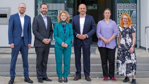 V.l.n.r.: Bernhard Pöckl (Leitung der Büchereien der Stadt Wien), Jakob Calice (Geschäftsführer OeAD), Eva-Maria Holzleitner (Bundesministerin für Frauen, Wissenschaft und Forschung), Stefan Gara (Wiener Gemeinderat, Sprecher für Wissenschaft und Forschung), Barbara Heinisch (Eurac Research/Institut für Angewandte Sprachforschung, Wissenschaftsbotschafterin) und Petra Siegele (Bereichsleiterin Public Science, OeAD)