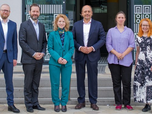 V.l.n.r.: Bernhard Pöckl (Leitung der Büchereien der Stadt Wien), Jakob Calice (Geschäftsführer OeAD), Eva-Maria Holzleitner (Bundesministerin für Frauen, Wissenschaft und Forschung), Stefan Gara (Wiener Gemeinderat, Sprecher für Wissenschaft und Forschung), Barbara Heinisch (Eurac Research/Institut für Angewandte Sprachforschung, Wissenschaftsbotschafterin) und Petra Siegele (Bereichsleiterin Public Science, OeAD)