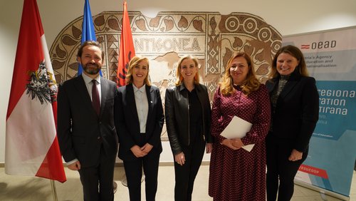 From left to right: OeAD Managing Director Jakob Calice, Deputy Minister Olta Manjani (Economy and Innovation), Foreign Minister Beate Meinl-Reisinger (BMEIA), Deputy Minister Orjana Osmani (Education), Barbara Schrotter (Head of Department, Austrian Federal Ministry of Education)