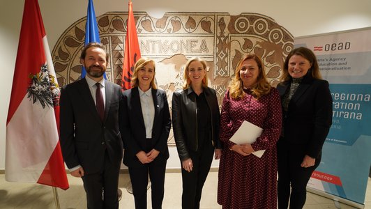 From left to right: OeAD Managing Director Jakob Calice, Deputy Minister Olta Manjani (Economy and Innovation), Foreign Minister Beate Meinl-Reisinger (BMEIA), Deputy Minister Orjana Osmani (Education), Barbara Schrotter (Head of Department, Austrian Federal Ministry of Education)