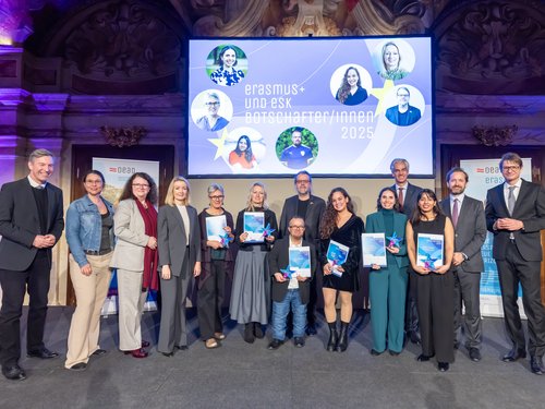 From left to right: Elmar Pichl (Head of Section, BMFWF), Sonja Schneeweiss (Head of Section, BMWKMS), Doris Wagner (Head of Section, Austrian Federal Ministry of Education (BMB)), Bernadett Humer (Head of Section, Austrian Federal Chancellery); in the centre the award-winning ambassadors and Patrick Lobis (Head of the Representation of the European Commission in Austria, 3rd from the right); Jakob Calice (OeAD managing director, 2nd from the right) and Ernst Gesslbauer (Director for the Erasmus+ and ESC programmes, far right)