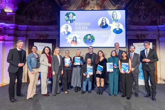 V.l.n.r.: Elmar Pichl (Sektionschef BMFWF), Sonja Schneeweiss (Sektionschefin BMWKMS), Doris Wagner (Sektionschefin BMB), Bernadett Humer (Sektionschefin BKA), in der Mitte die ausgezeichneten Botschafterinnen und Botschafter sowie Patrick Lobis (Leiter der Vertretung der Europäischen Kommission in Österreich, 3.v.r.), Jakob Calice (OeAD-Geschäftsführer, 2.v.r.) und Ernst Gesslbauer (Direktor für die Programme Erasmus+ und ESK, ganz rechts) 