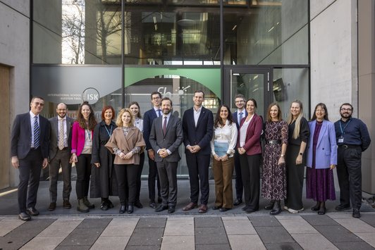 Wissenschafts- und Forschungsministerin Eva-Maria Holzleitner (5. von links erste Reihe), OeAD-Geschäftsführer Jakob Calice (6. von links erste Reihe) und Gerhard Volz (OeAD-Abteilungsleiter Internationale Hochschulkooperation, 1. von links) mit allen Award-Gewinner/innen.