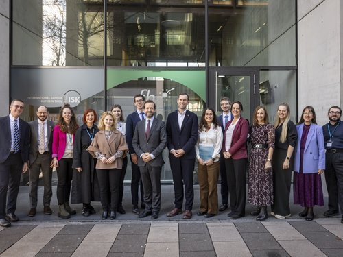 Wissenschafts- und Forschungsministerin Eva-Maria Holzleitner (5. von links erste Reihe), OeAD-Geschäftsführer Jakob Calice (6. von links erste Reihe) und Gerhard Volz (OeAD-Abteilungsleiter Internationale Hochschulkooperation, 1. von links) mit allen Award-Gewinner/innen.
