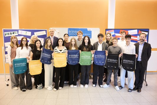 Auftakt zu den #ErasmusDays am 2. Oktober an der Mittelschule Singrienergasse im 12. Wiener Gemeindebezirk: Im Bild Schülerinnen, Schüler und Lehrpersonal sowie Ursula Panuschka (OeAD, Bereichsleiterin Erasmus+ Schulbildung), Patrick Lobis (Leiter der Vertretung der Europäischen Kommission in Österreich), Schuldirektorin Mihaela Savanovic und OeAD-Geschäftsführer Jakob Calice. 
