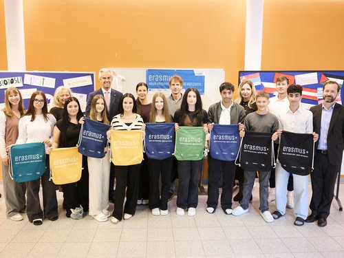 Auftakt zu den #ErasmusDays am 2. Oktober an der Mittelschule Singrienergasse im 12. Wiener Gemeindebezirk: Im Bild Schülerinnen, Schüler und Lehrpersonal sowie Ursula Panuschka (OeAD, Bereichsleiterin Erasmus+ Schulbildung), Patrick Lobis (Leiter der Vertretung der Europäischen Kommission in Österreich), Schuldirektorin Mihaela Savanovic und OeAD-Geschäftsführer Jakob Calice. 
