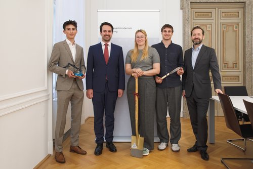 Von links nach rechts: Oliver Szücs, BM Christoph Wiederkehr,  Eva Brandt, Sebastian Zöttl und OeAD-GF Jakob Calice