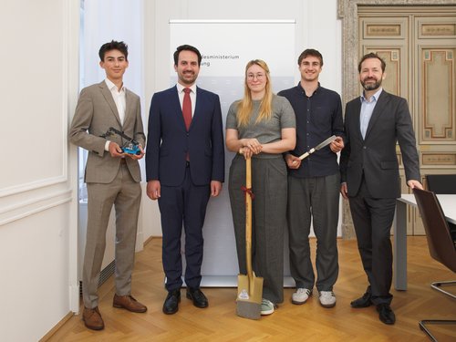 Von links nach rechts: Oliver Szücs, BM Christoph Wiederkehr,  Eva Brandt, Sebastian Zöttl und OeAD-GF Jakob Calice